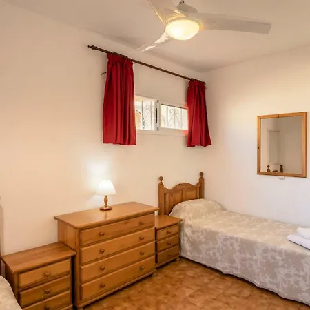 Family Poolside South Facing 阿德耶